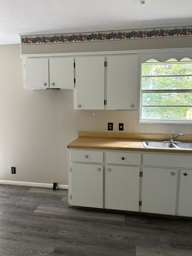 Building Photo - 310 W 6th St