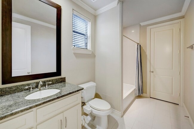 Building Photo - 8906 Lakeshore Bend Dr