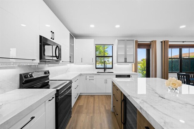 Building Photo - 8446 Lake Majesty Ln