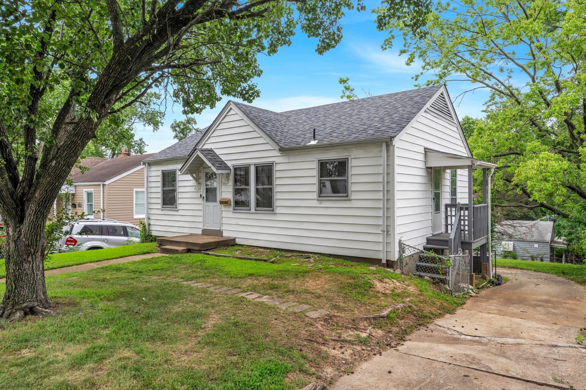 Building Photo - 7120 Roslyn Dr