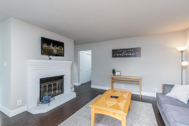 Building Photo - "Charming 2-Bed Oasis with 988 Sq Ft of Comfort in Cheyenne!"