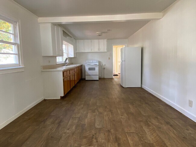 Building Photo - 3 Bedrooms, 1 Bathroom - Home in West Rome!