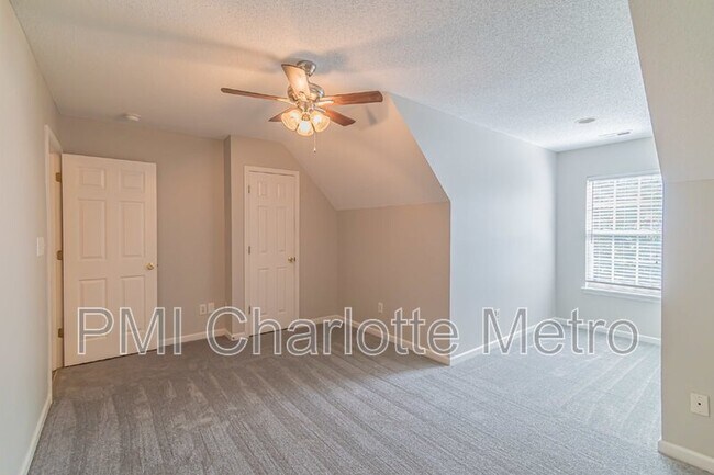 Building Photo - 8289 Christmas Ct