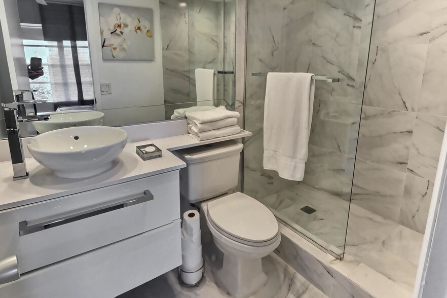Building Photo - 3050 N Palm Aire Dr