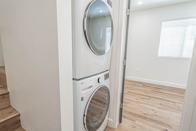 Building Photo - Beautiful 1-Bedroom Home with a Private Office Space and Modern Upgrades!