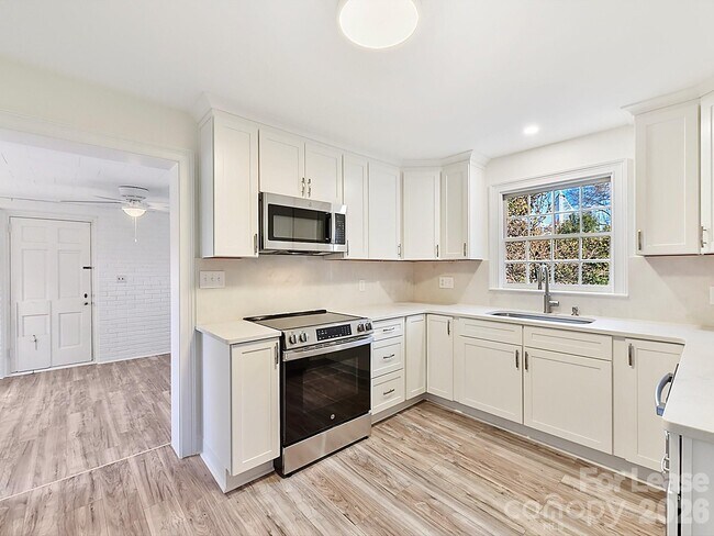 Building Photo - 711 Mt Vernon Ave