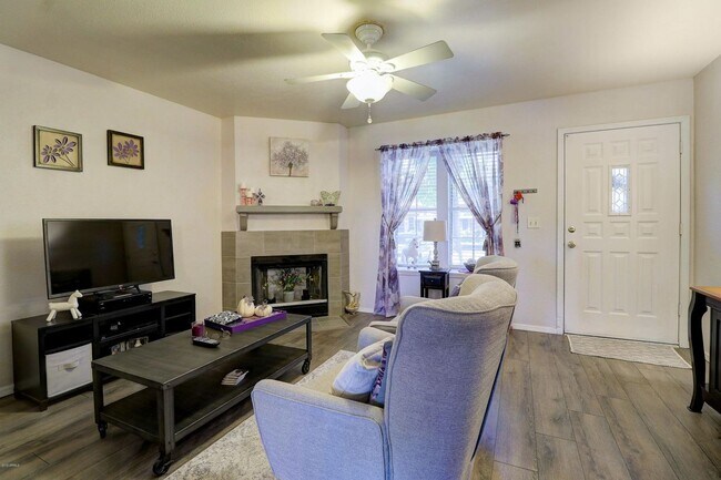 Building Photo - Updated 2 Bed/2.5 Bath Townhome in Great W...