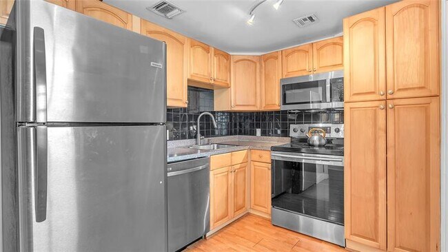 Building Photo - 3150 N Palm Aire Dr