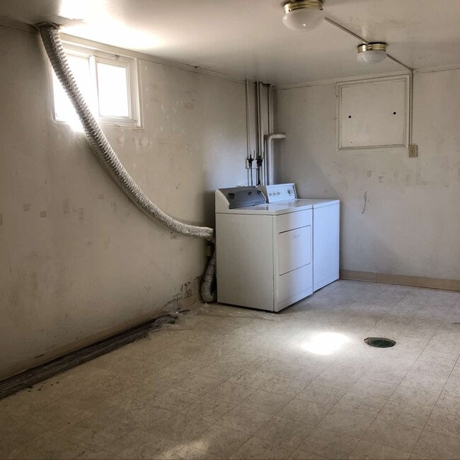 Building Photo - 1033 Cypress Dr