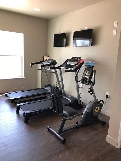 exercise room in lobby - 260 N Scott Blvd