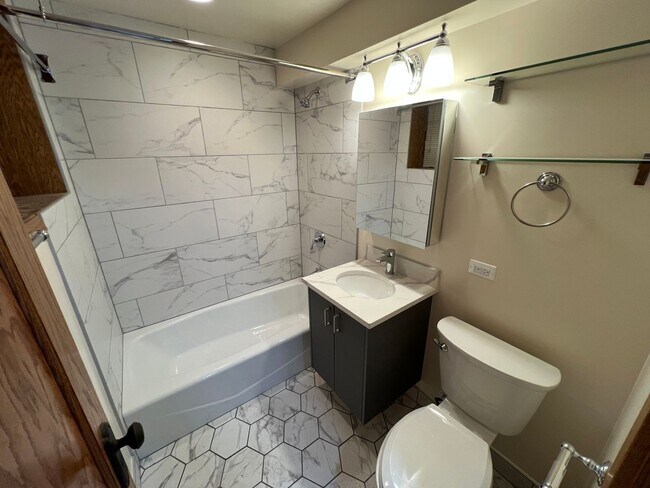 Building Photo - Stunning updated Wrigleyville 4-bed, 3-bath duplex featuring a modern kitchen, renovated baths & ...