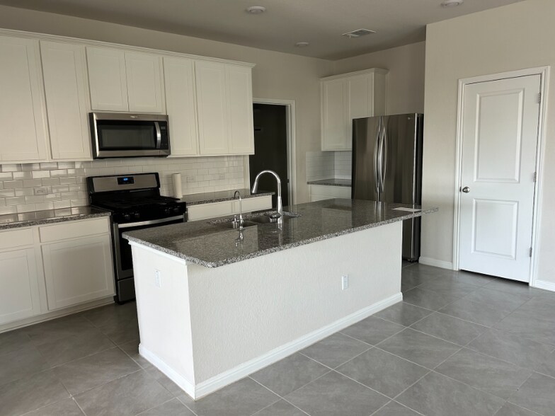 Building Photo - 109 Serpens St