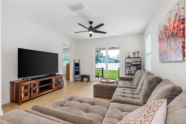 Building Photo - 350 2nd Ave E