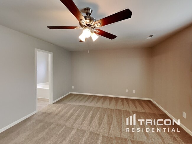 Building Photo - 570 Clear Meadow Dr