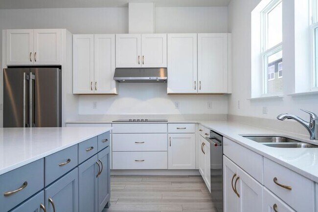 Building Photo - Modern 3-Bedroom 3.5-Bath Townhome with EV Charger, Smart Home Features, 2-Car Garage & Resort-St...