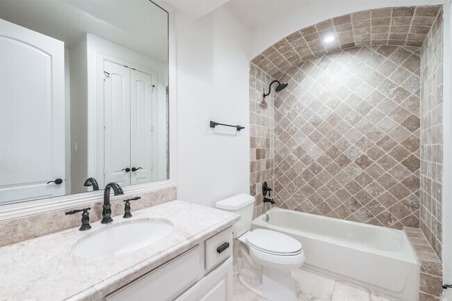 Building Photo - 407 W Bell St