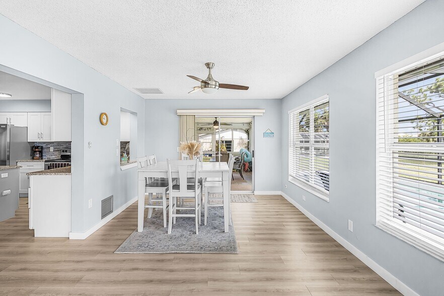 Building Photo - 4744 Pompano St