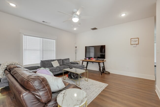 Building Photo - 372 Arch St