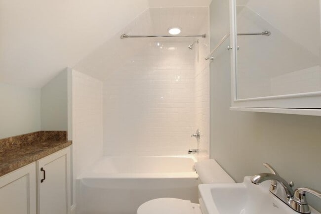 Building Photo - 843 Cherry St SE