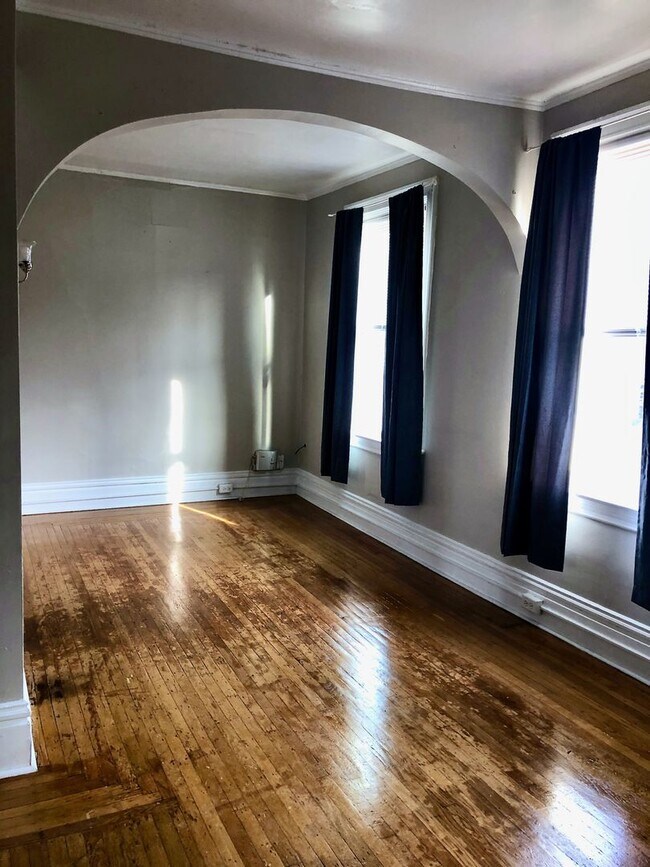 Building Photo - *** Amazing Shadyside Apartment * Walk to everything * Pet Friendly * Duplex Style Apartment * Lu...