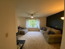Building Photo - 105 Village Dr