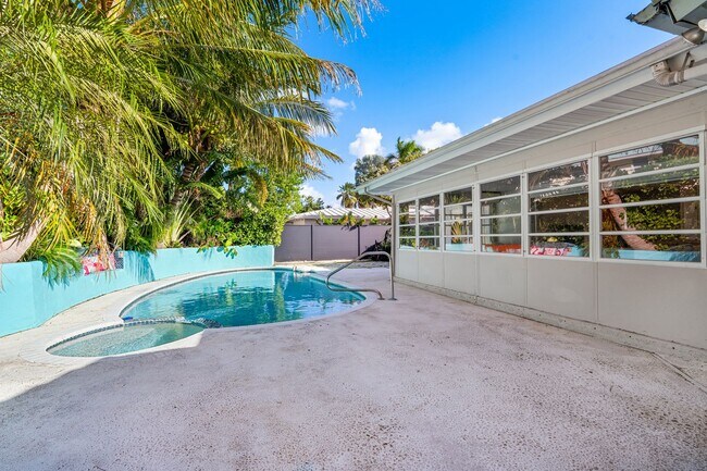 Building Photo - Single Family home on quiet street steps from the Intracoastal and Dining