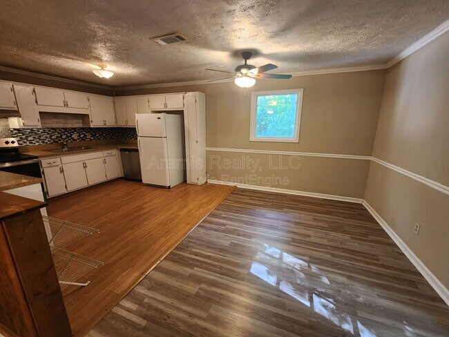 Building Photo - 3856 Cindy Dr