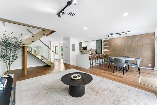 Building Photo - 5610 S Ocean Blvd