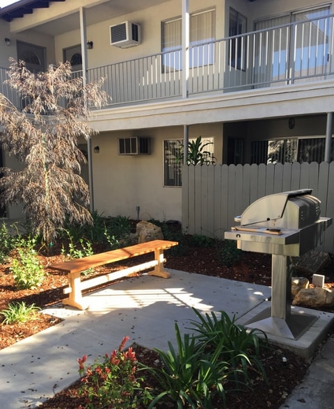 Building Photo - 417 E Badillo St