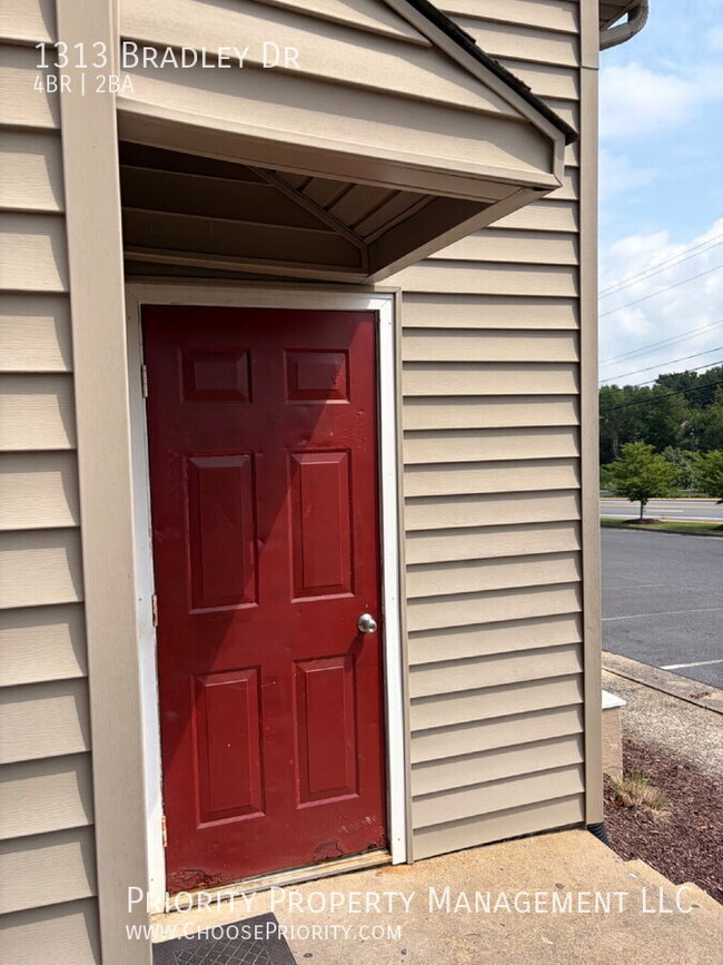 Building Photo - 1313 Bradley Dr