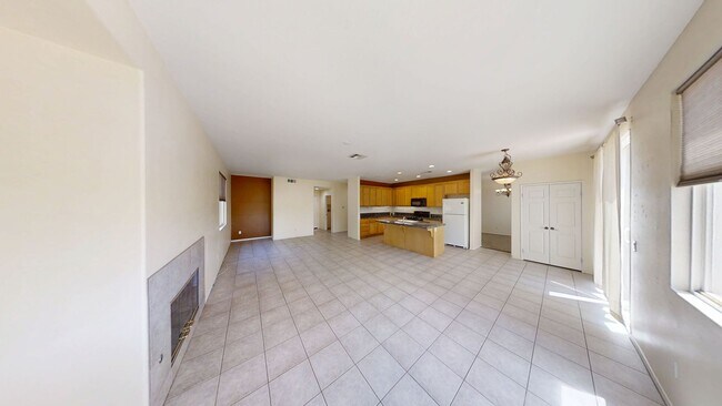 Building Photo - Spacious 4 bedroom 3 bath