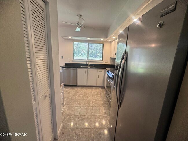 Building Photo - 1917 Goldenrod Way