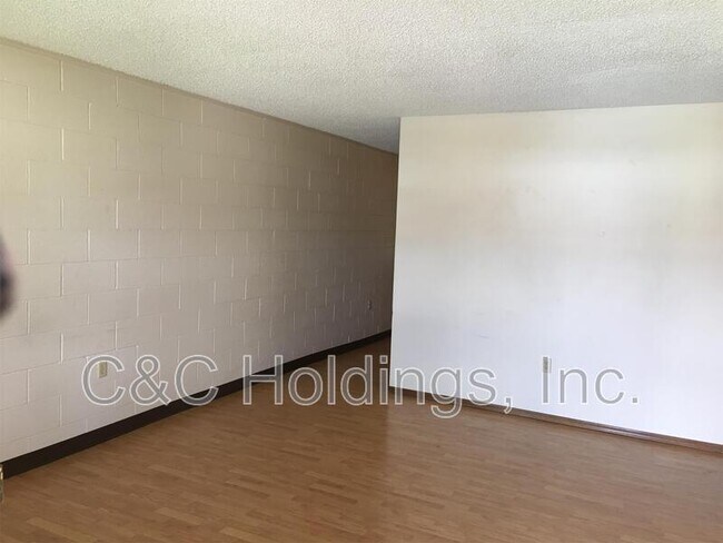 Building Photo - 210 N Ash Ave