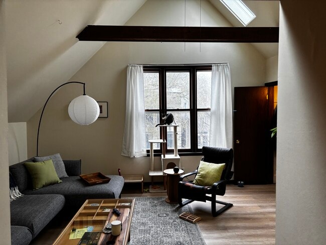 Building Photo - 3351 N Kenmore Ave