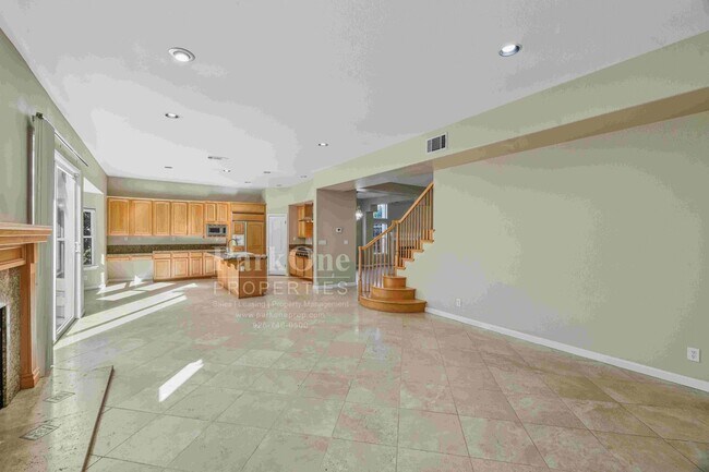 Building Photo - Beautiful Home in Peacock Creek