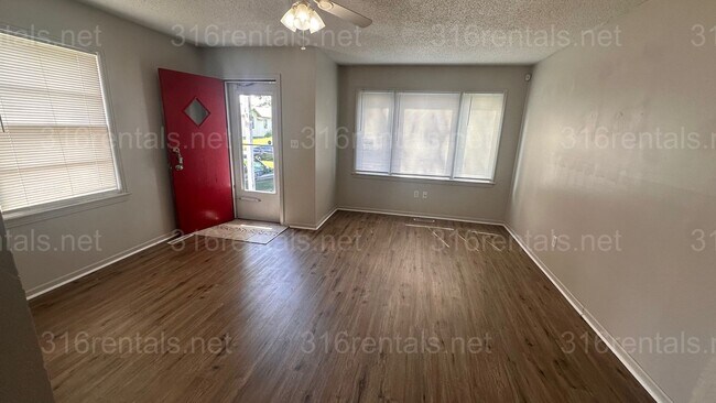 Building Photo - $1195 - 3 bed 1.5 bath - Single Family Hom...
