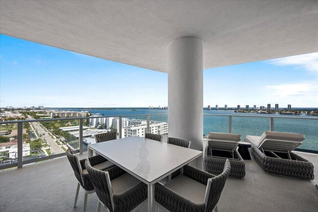 Building Photo - 220 Lake Shore Dr