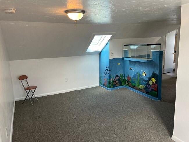 Building Photo - Sunny, Clean, Quiet 2 bedroom 1 bath 2nd floor apartment