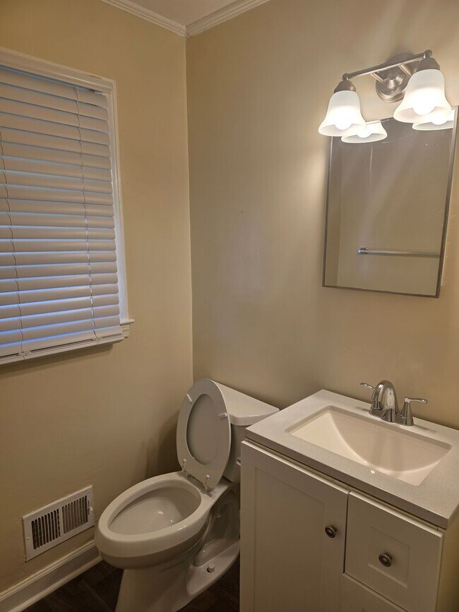 Building Photo - Beautiful Home Just Hit the Market