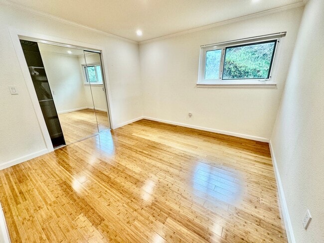 Building Photo - Stylish 3Bed/2.5Ba Daly City Home with Mod...