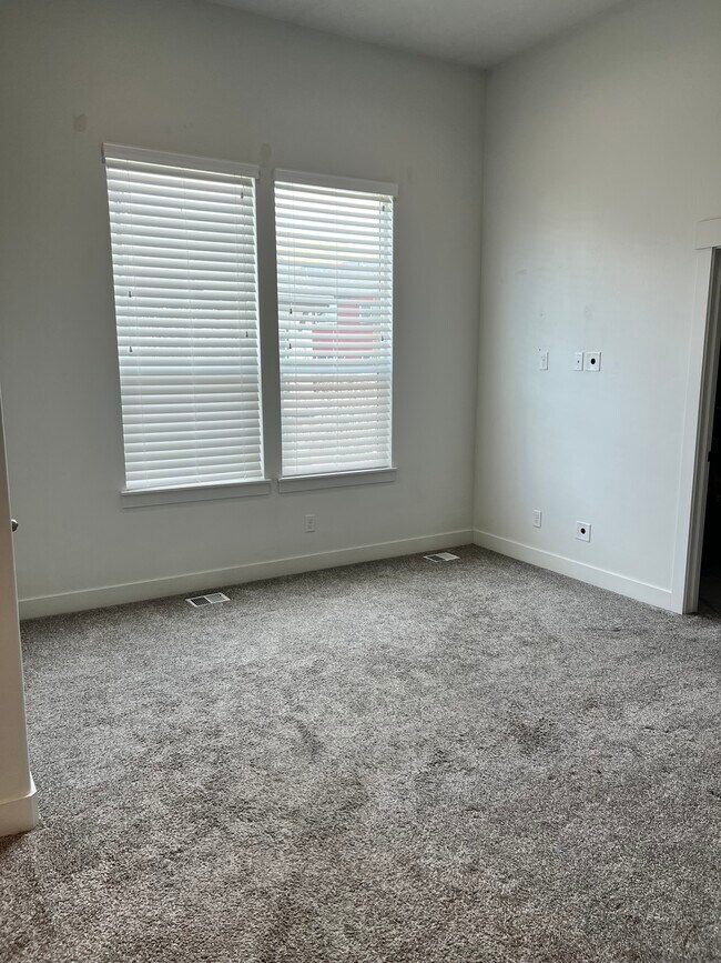 Building Photo - Bluffdale Townhouse