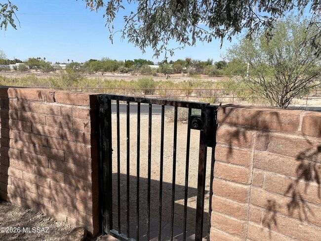 Building Photo - 2028 E River Rd