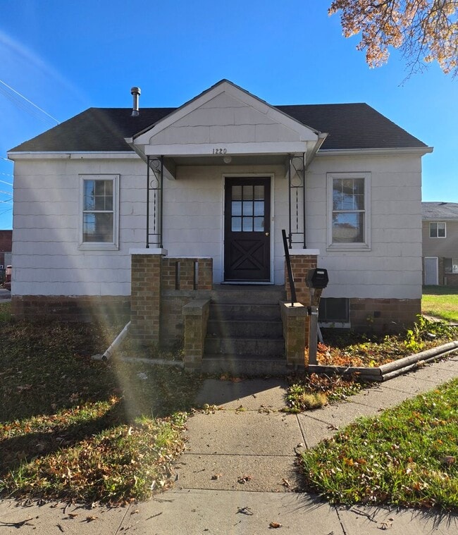 Building Photo - 1220 Oak Ave