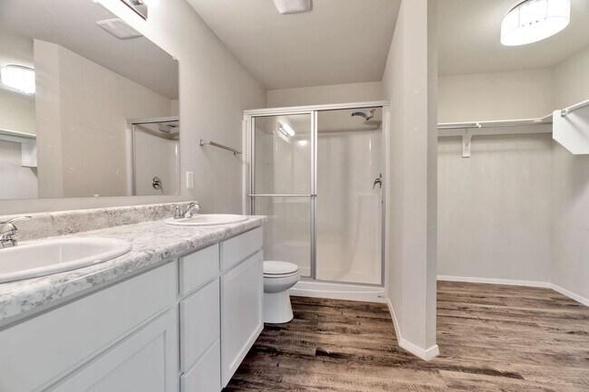 Building Photo - 3 Bed 2 Bath home mins away from the University!