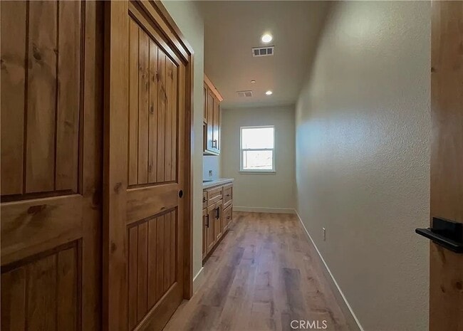 Building Photo - 5980 Crestmoor Dr