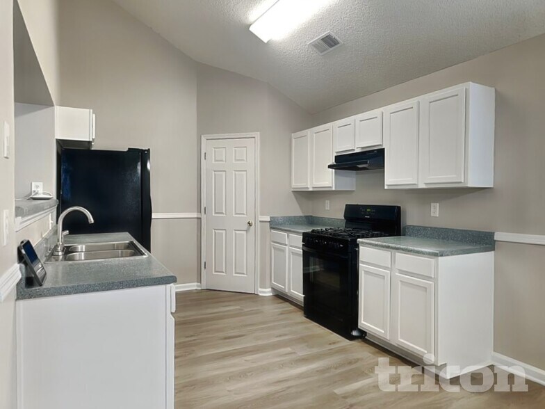 Building Photo - 240 Kings Cove