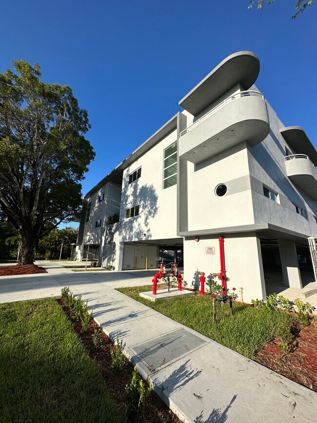 Building Photo - 641 Palmetto Dr