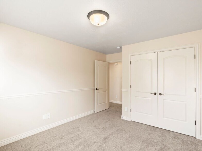 Building Photo - 986 W 270 S
