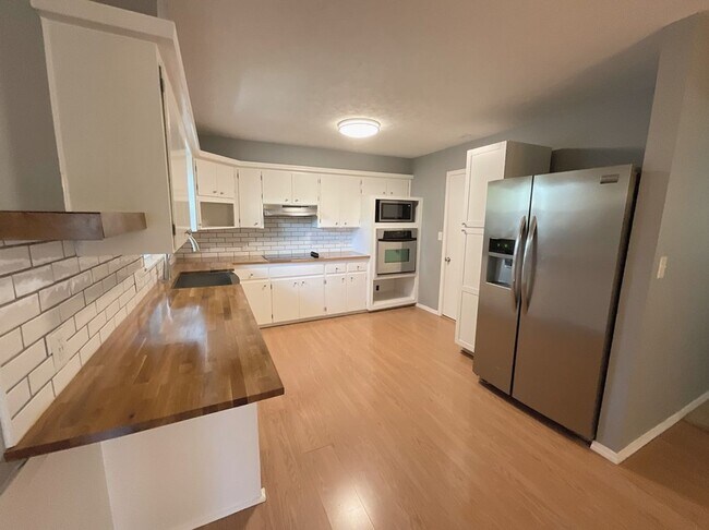 Building Photo - LEASING