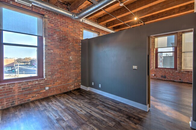 Building Photo - 150 E Main St